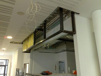 Stahlkonstruktion über und unter späterem Glaselement