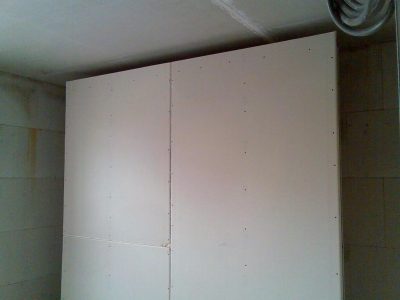 Optisch freistehende Trockenbau-Wandscheibe